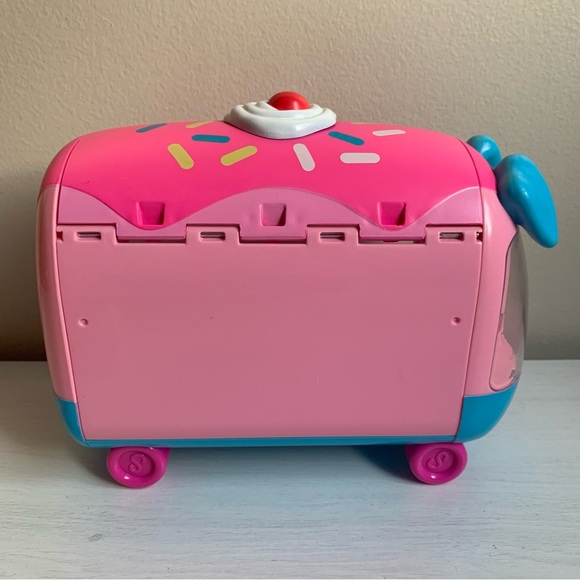 Shopkins Cutie Cars Cupcake Van and 12 Cars - Picture 15 of 16